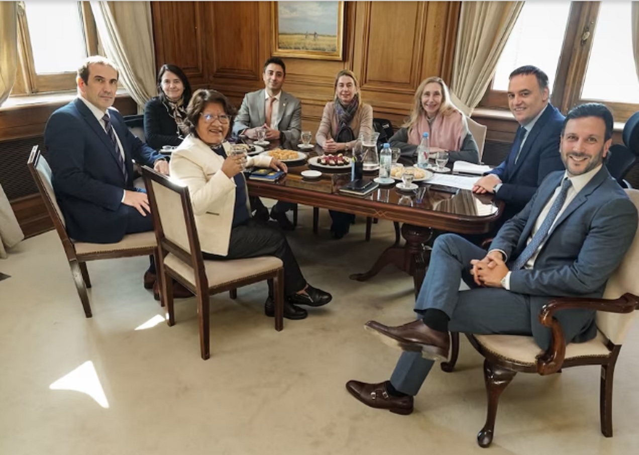 En búsqueda de apoyo, Manuel Adorni recibió a senadores libertarios junto a Karina Milei: Patricia Bullrich no fue y crece la inte - imagen de origen