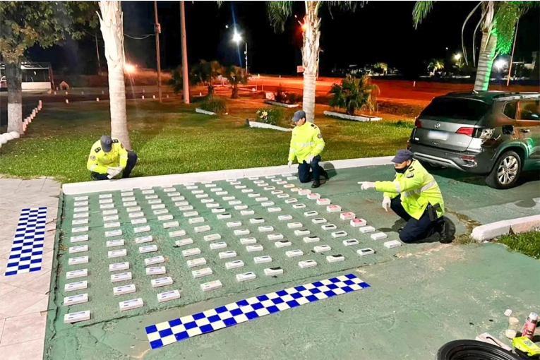 Ocultaban más de cien celulares en compartimentos secretos y fueron interceptados en la autovía 14 - imagen de origen