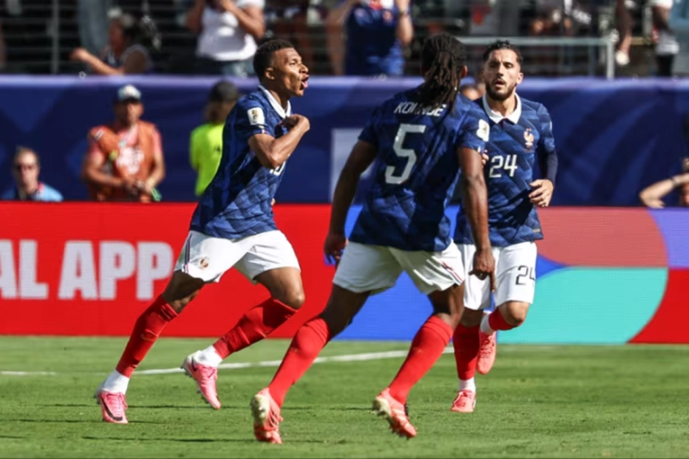 Francia ganó en el debut con un doblete de Kylian Mbappé - imagen de origen