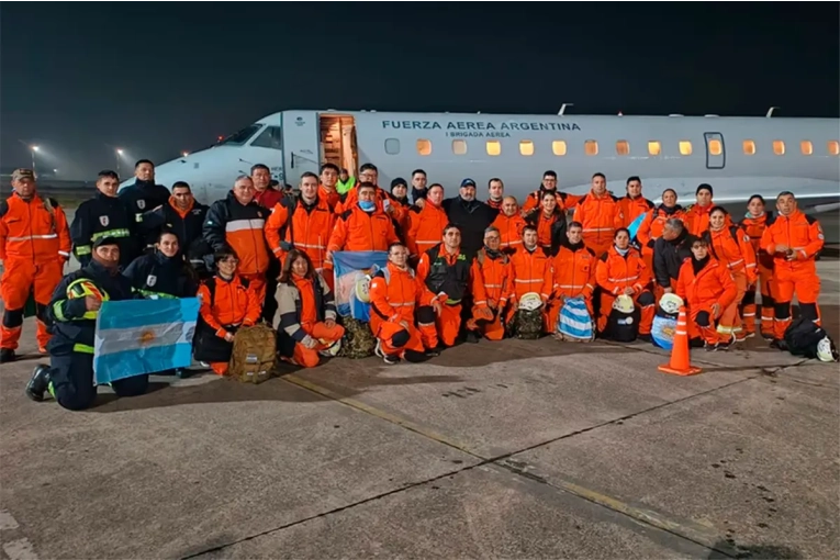 Partió un segundo contingente de rescatistas argentinos para reforzar el operativo humanitario - imagen de origen