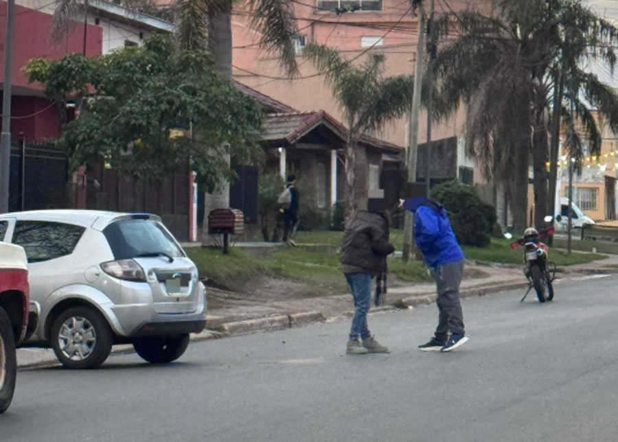 Accidente de tránsito entre un automóvil y una motocicleta - imagen de origen
