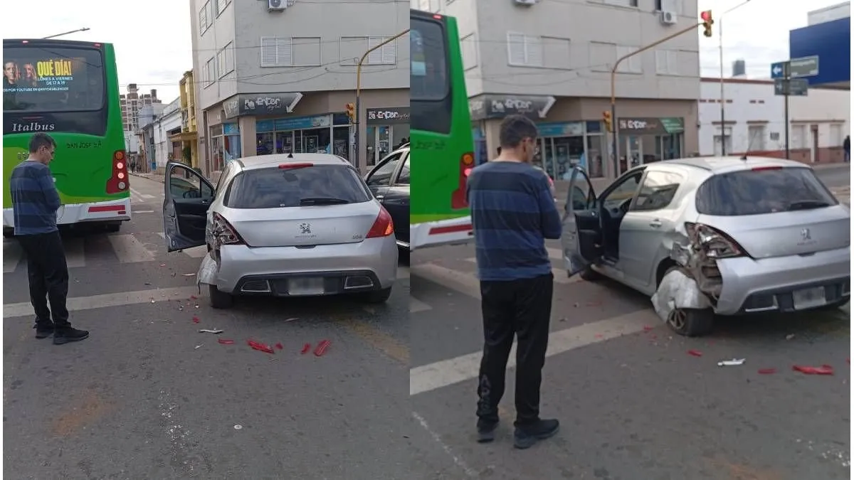 Paraná: un colectivo chocó de atrás a un auto en una esquina semaforizada - imagen de origen