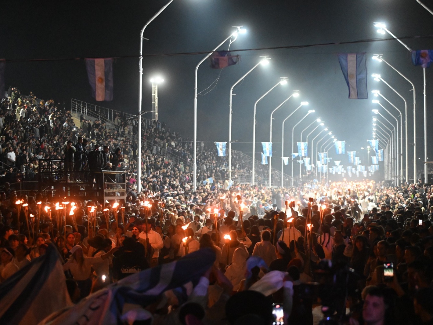 50 mil personas disfrutaron de la gran Fiesta del 25 de Mayo en Gualeguaychú - imagen de origen