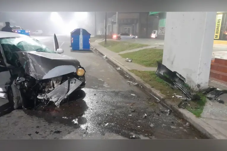 Un automovilista perdió el control y chocó contra un puente peatonal en Avenida Zanni - imagen de origen