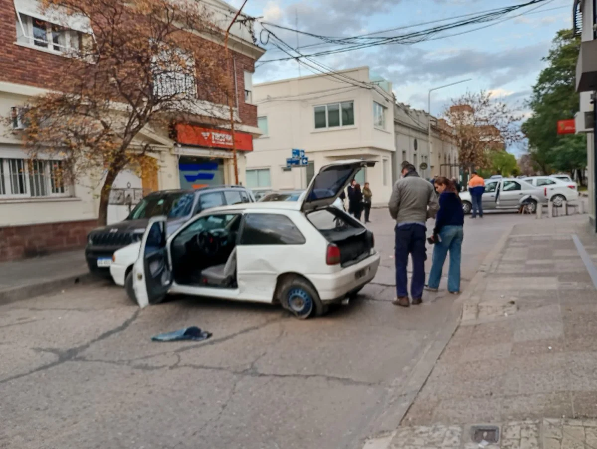 Violento choque en una esquina céntrica: un auto impactó contra otros dos vehículos estacionados - imagen de origen