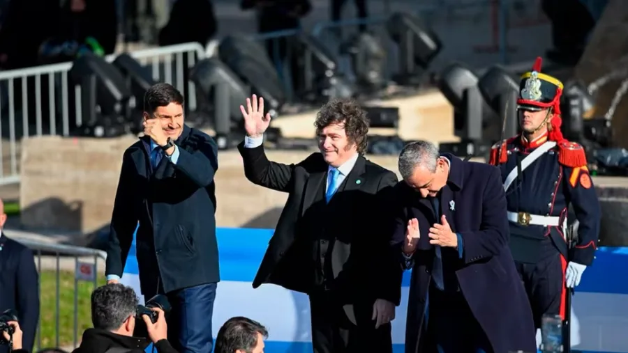 Milei, con Adorni y la plana mayor libertaria en Rosario: “Belgrano fue el primer intelectual liberal” | Análisis - imagen de origen