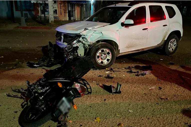 Murió una joven tras el choque entre una moto y una camioneta en Colón - Informe Digital - imagen de origen
