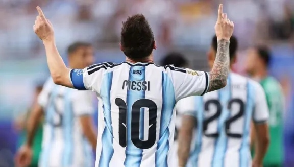 Messi hizo historia con un hat-trick y Argentina goleó 3-0 a Argelia en su debut mundialista - imagen de origen