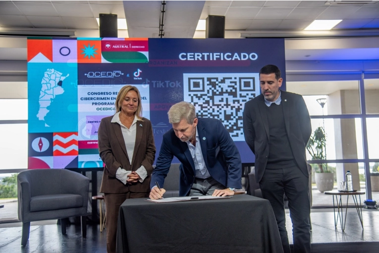 Frigerio instó a cuidar a niños y jóvenes a través del diálogo y el uso inteligente de la tecnología - imagen de origen