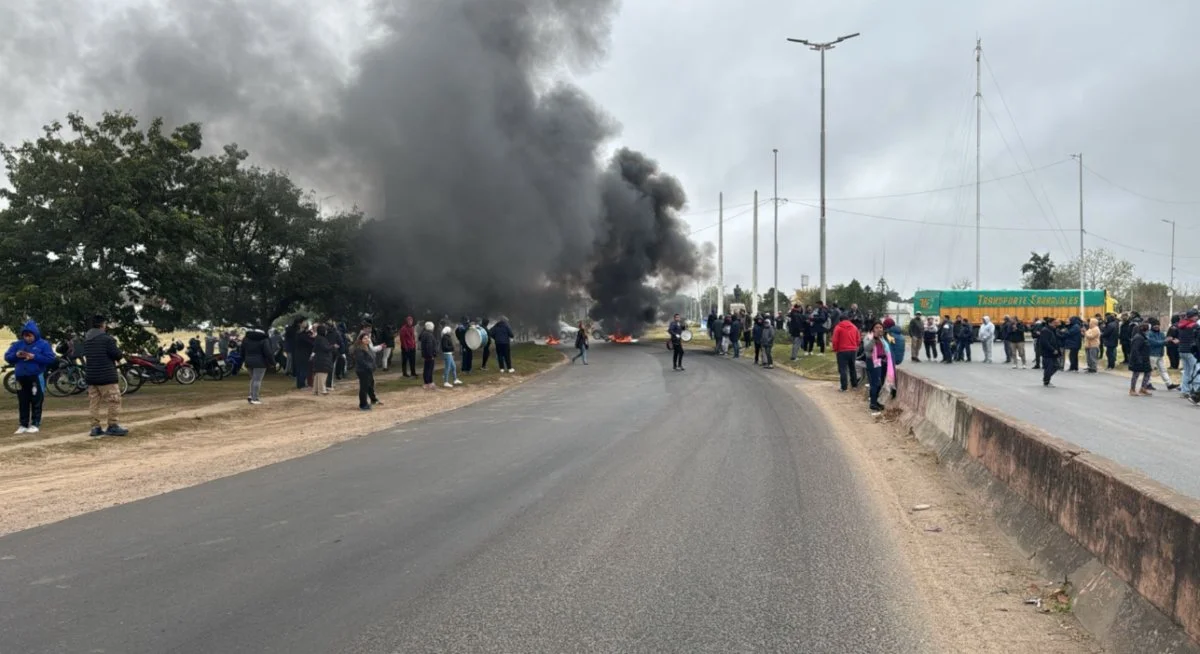 Trabajadores de Tres Arroyos volvieron a manifestarse en el acceso al Monumento a Urquiza - imagen de origen