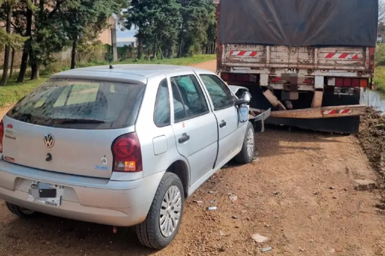 Madre e hijos sufrieron lesiones al chocar su auto contra un acoplado - imagen de origen