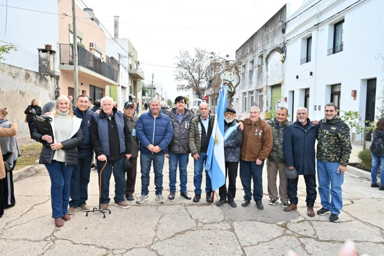 Instalaron nueva señalética y descubrieron una placa en memoria del soldado Carlos Mosto - imagen de origen
