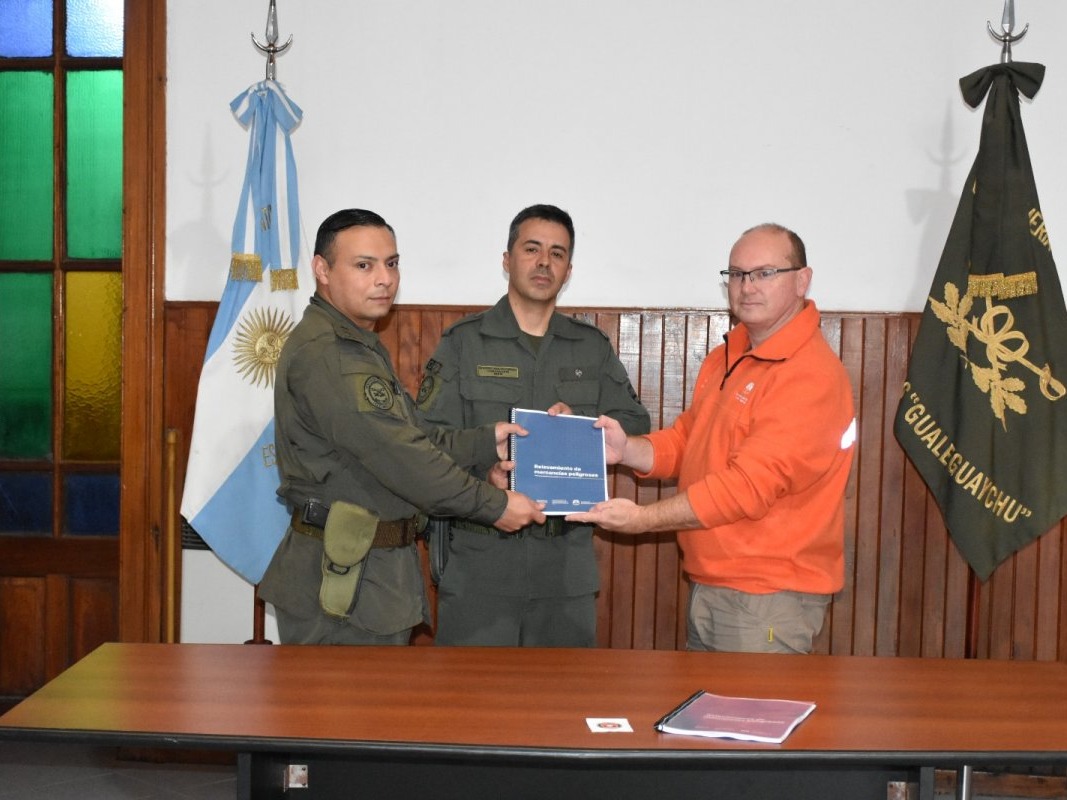 Entregaron a Gendarmería una guía técnica para actuar ante mercancías peligrosas en la frontera con Uruguay - imagen de origen