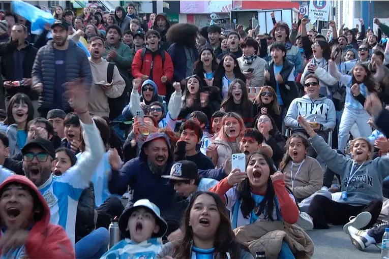 La fiesta en la Fan Zone de Paraná tras el doblete de Messi ante Austria: los gritos de gol y los testimonios de los hinchas - imagen de origen