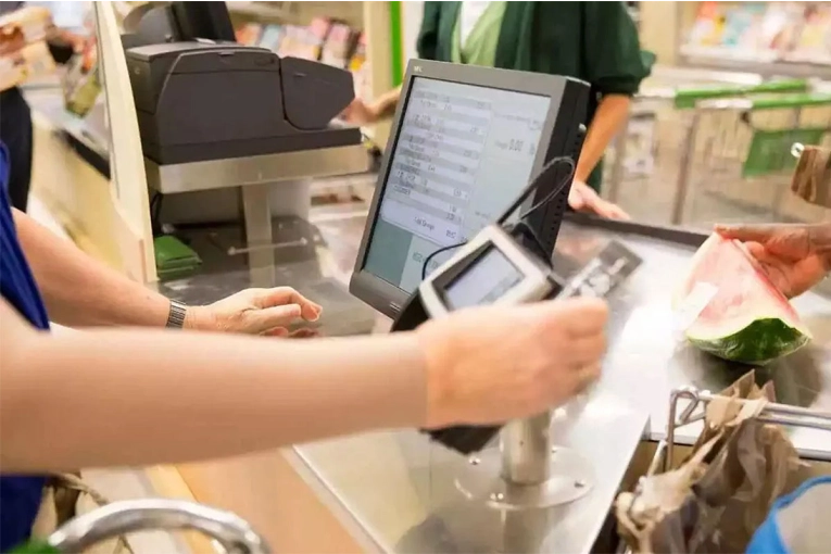 Cajero de supermercado: cuánto cobra en julio de 2026 tras el aumento para empleados de comercio - imagen de origen