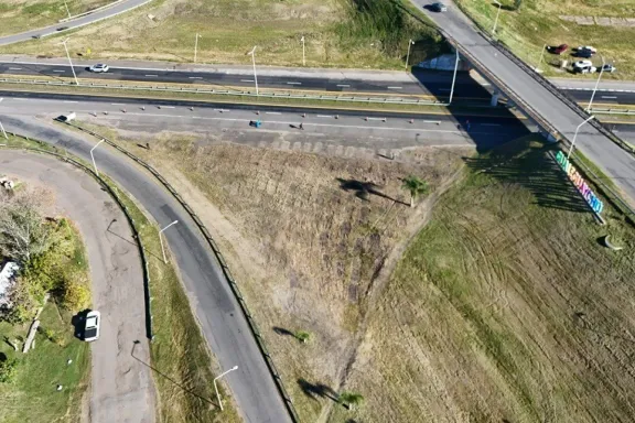 Trasladaron el "cementerio de autos" de acceso a la UP9 - imagen de origen