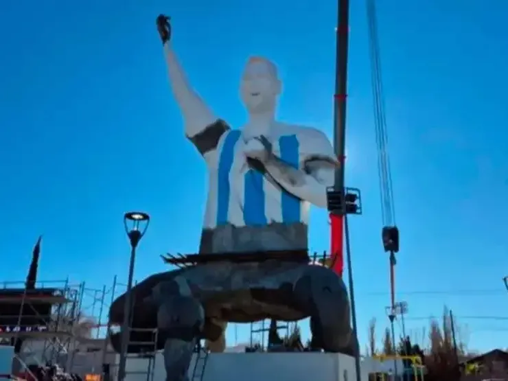 Cutral Co inauguró la estatua de Lionel Messi más alta del mundo - imagen de origen