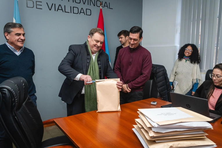 Vialidad provincial adquirirá maquinaria por más de 12.000 millones de pesos - imagen de origen