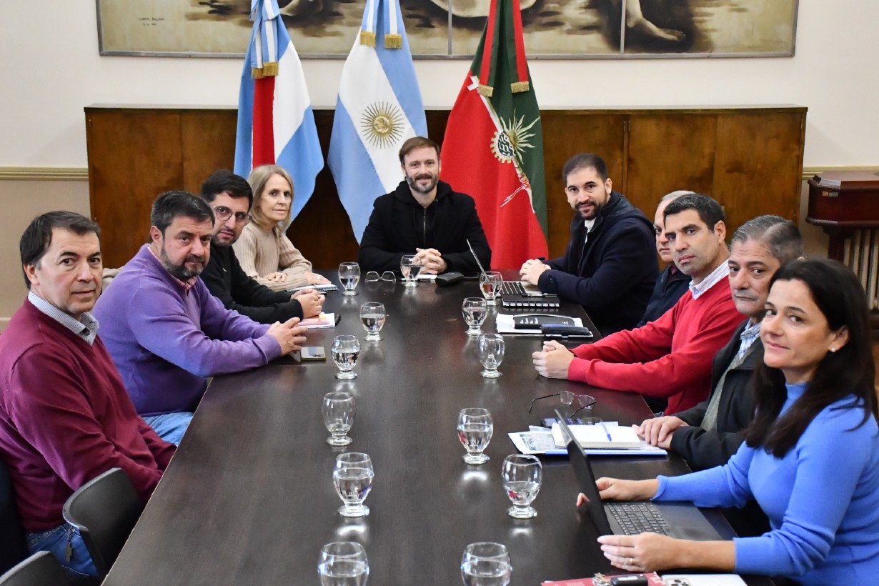 Reunido con su Gabinete, Azcué destacó la reducción del gasto corriente en la Municipalidad - Noticias - Elentrerios.com - imagen de origen