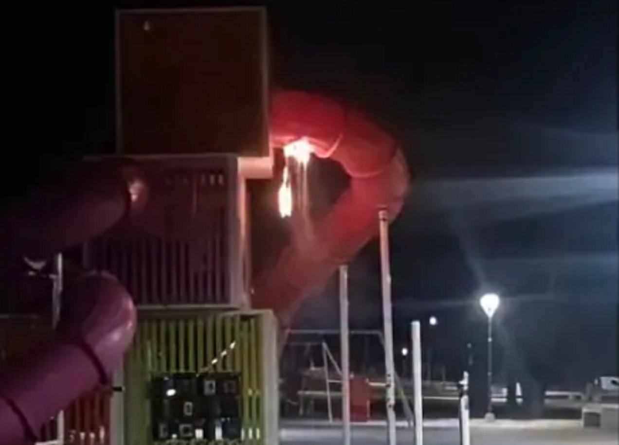 Adolescentes incendiaron un tobogán en plaza Mujeres Entrerrianas - imagen de origen
