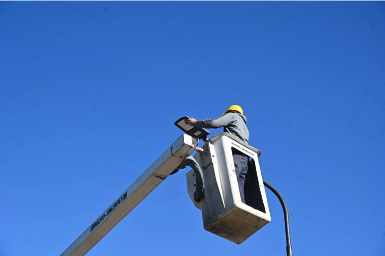 Seguridad en zona sur: avanzan los trabajos de iluminación LED en Calle de las Tropas - imagen de origen