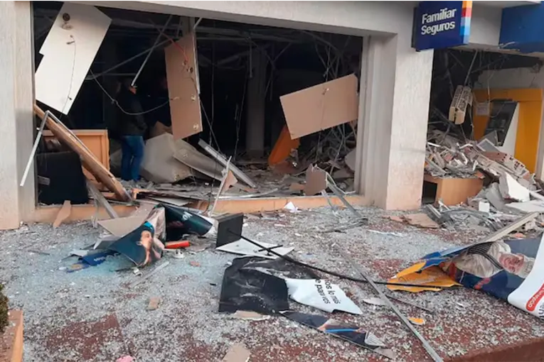 Grupo comando asaltó con explosivos tres bancos y una casa de cambios en Paraguay - imagen de origen