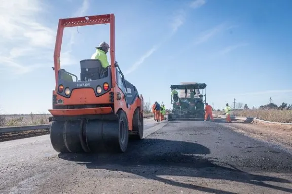 Se abrieron los sobres de las licitaciones para adquirir maquinaria vial por más de 12.000 millones de pesos - imagen de origen