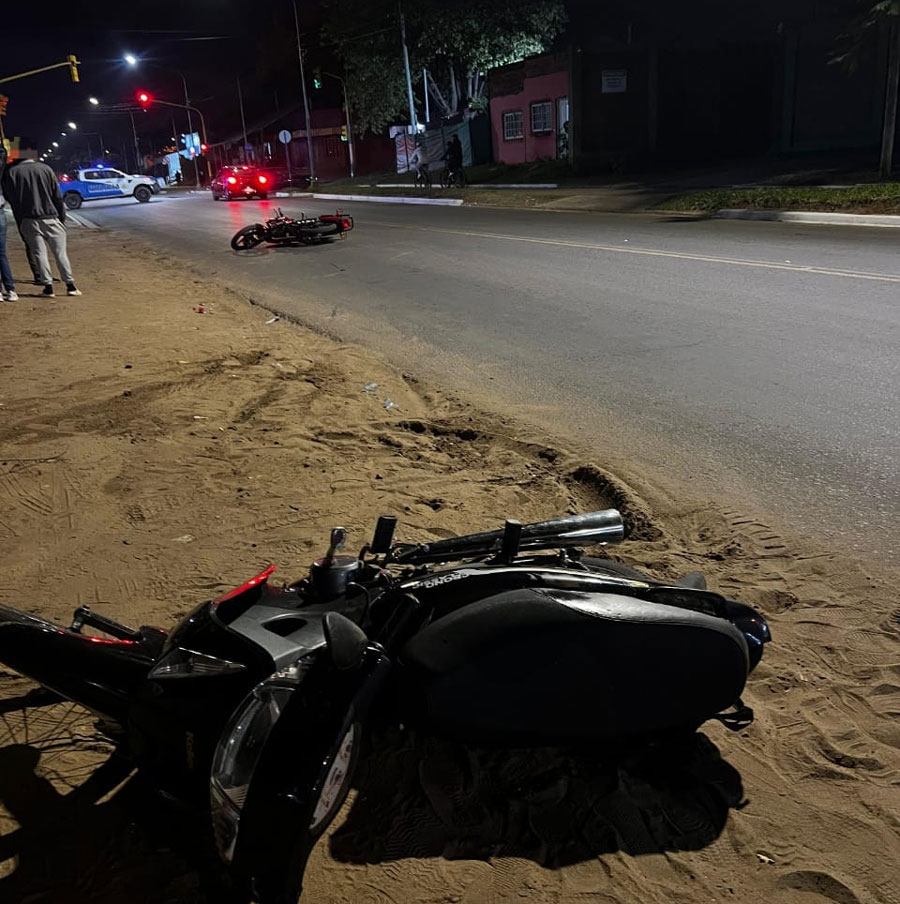 Choque entre dos motos: El conductor de una debió ser hospitalizado - imagen de origen