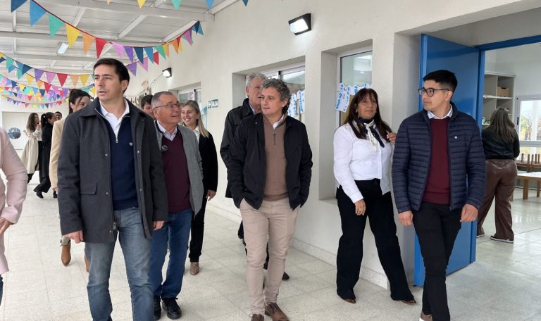 Funcionarios del gobierno provincial recorrieron obras concretadas en Federación - imagen de origen