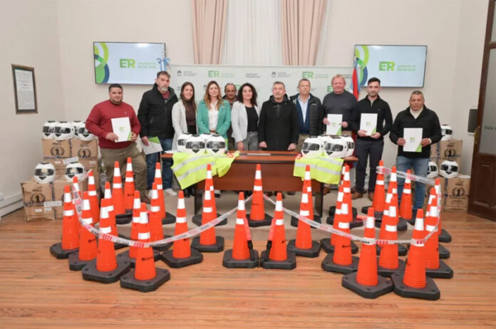 Entregaron cascos y kits de prevención vial a nueve localidades entrerrianas - imagen de origen