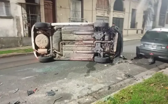 Paraná: quiso esquivar a un perro, chocó contra un auto estacionado y terminó volcado - imagen de origen