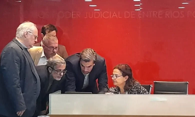 Giro en la Causa Contratos: la Justicia admitió revisar los expedientes legislativos y las defensas buscan desviar la responsabilidad hacia los firmantes - imagen de origen