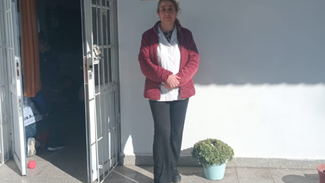 La experiencia de una maestra que es único personal en la escuela - imagen de origen