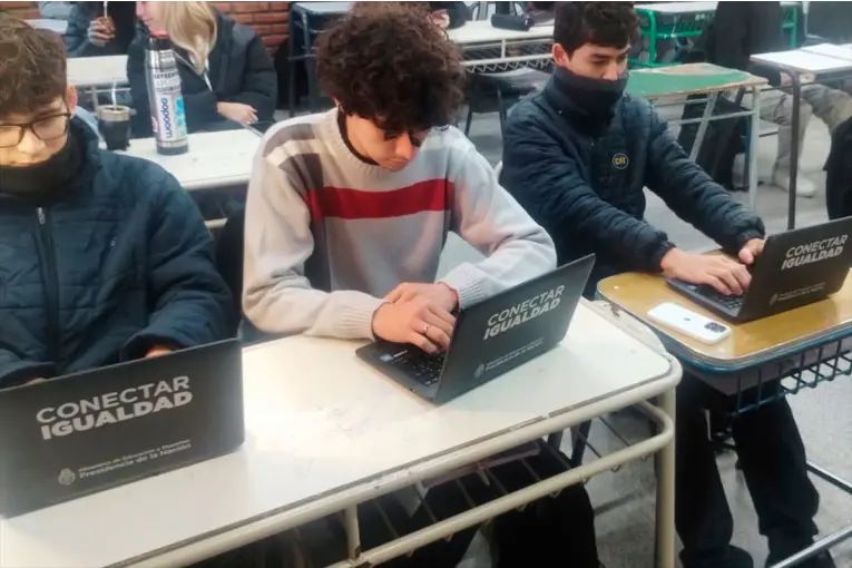 Estudiantes de escuela técnica refaccionan computadoras para escuelas primarias - imagen de origen