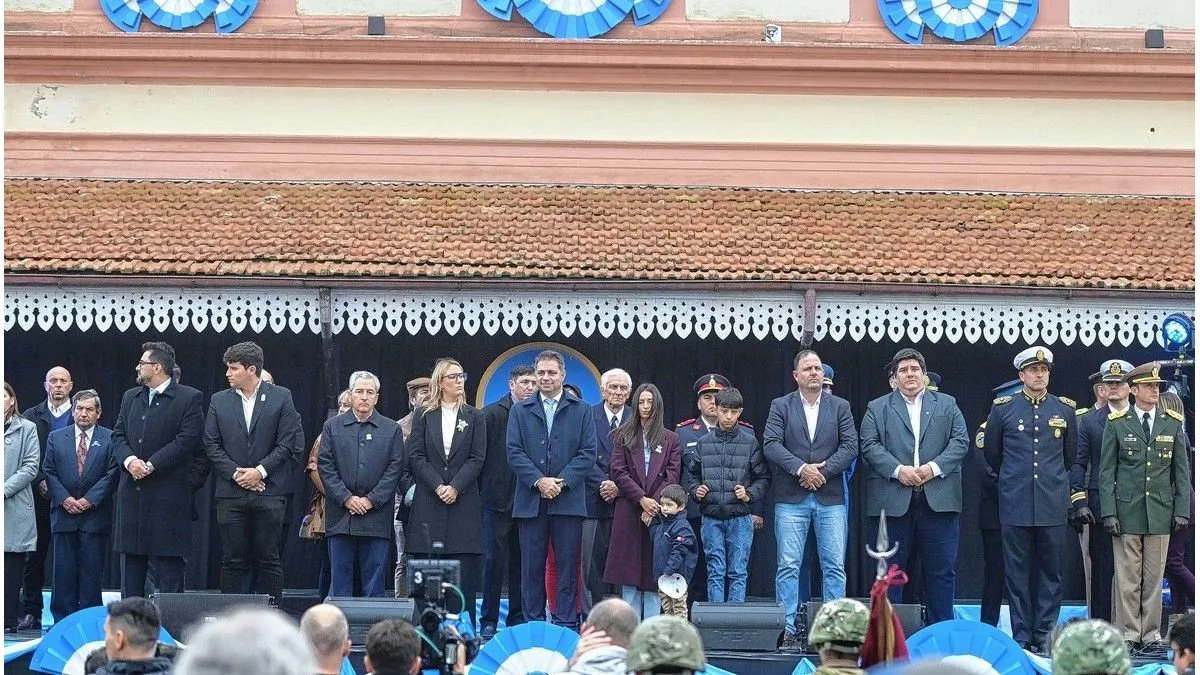 Gualeguaychú: docentes protestaron en pleno acto patrio y Mauricio Davico respondió - imagen de origen