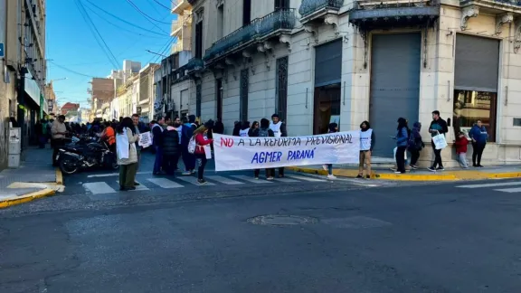 "Plata hay y de sobra": La Multisectorial cruzó al Gobierno por el déficit de la Caja de Jubilaciones y se concentró contra la reforma - imagen de origen