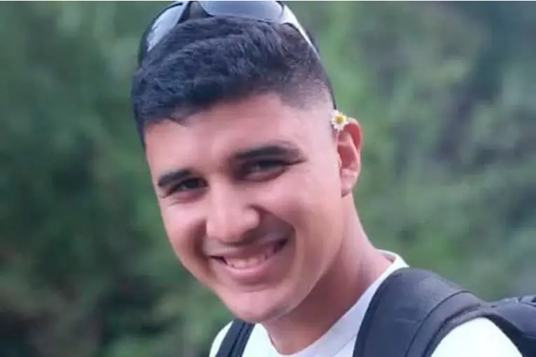 Joven que sobrevivió a trágico incendio recibió la noticia del nacimiento de su hijo mientras continúa su recuperación - imagen de origen