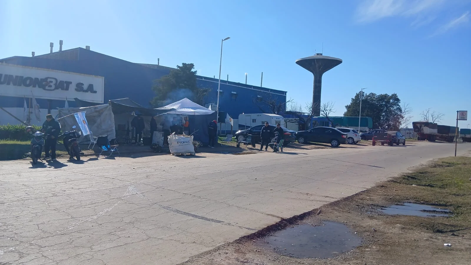 Los 100 trabajadores despedidos de Unión Bat seguirán acampando fuera de la fábrica hasta que se solucione su situación - imagen de origen