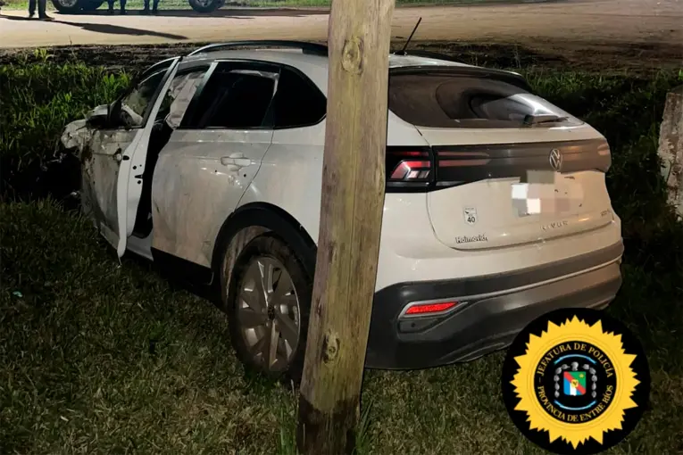 Un adolescente perdió el control del auto y terminó en una cuneta - imagen de origen