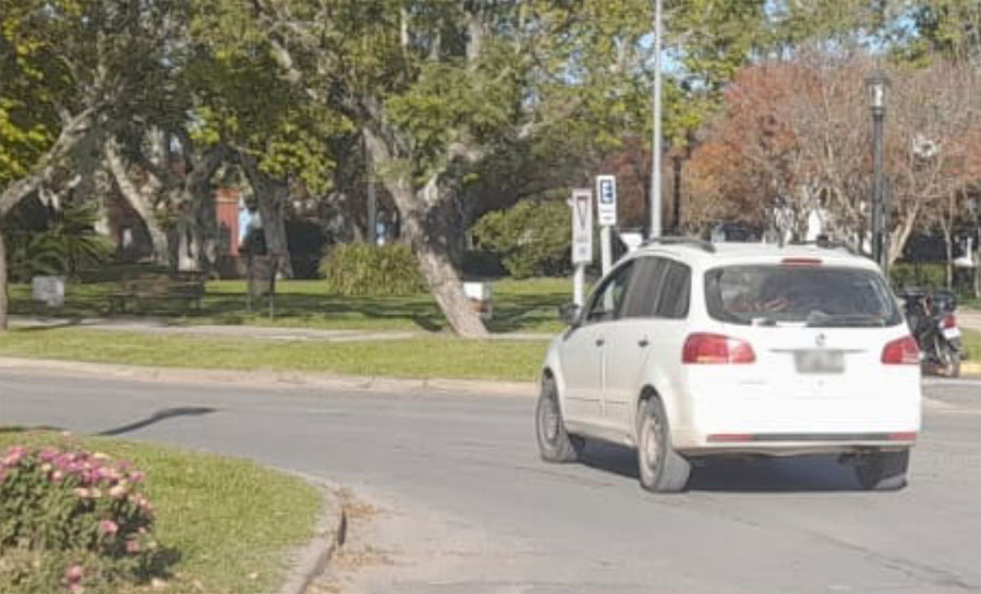 Villa Elisa: un ciclista sufrió fractura expuesta tras chocar con un auto en la rotonda Hoflack - imagen de origen