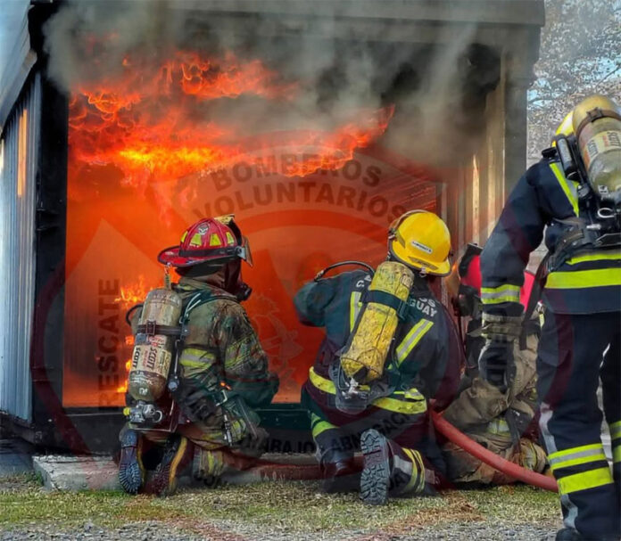 Bomberos uruguayenses participaron de una exigente capacitación en Garín - imagen de origen