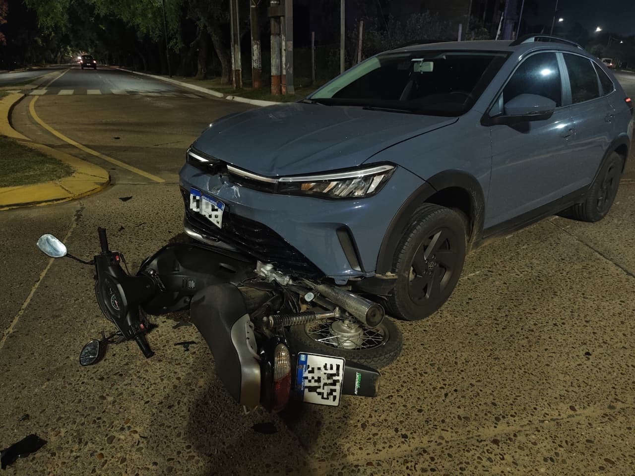 Un motociclista fue hospitalizado tras chocar contra un automóvil - imagen de origen