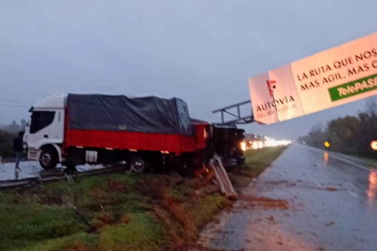 Un camión despistó y chocó contra un cartel en la Ruta 12 y originó un corte total en la autovía - imagen de origen
