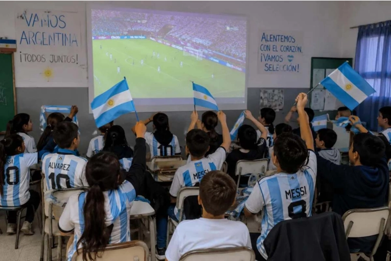 Cómo se preparan en las escuelas concordienses para mirar los partidos de la selección - imagen de origen