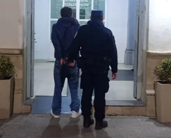 Escapó en moto, chocó un patrullero y terminó detenido en Pueblo Belgrano - imagen de origen