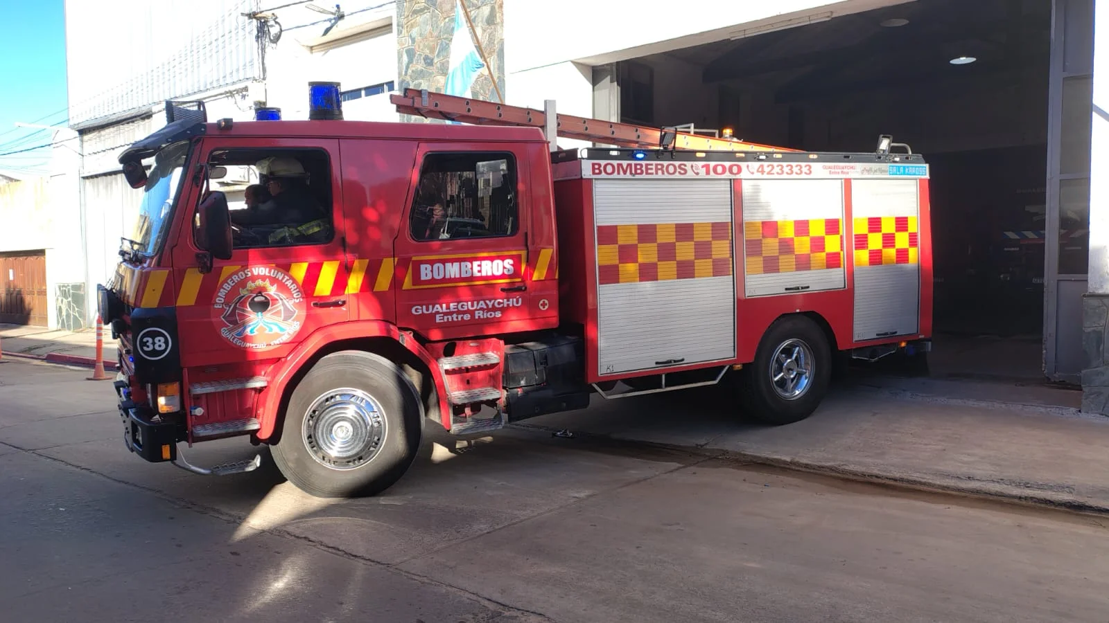 Se rompió un caño de gas en una vereda y debieron intervenir los bomberos para controlar la pérdida - imagen de origen
