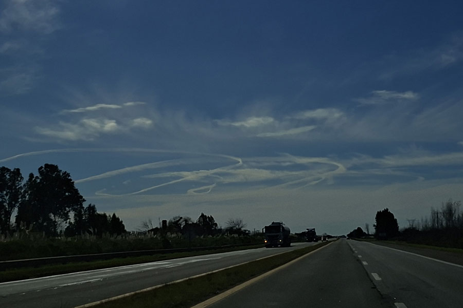 Misterio resuelto: ¿por qué se vieron llamativas estelas blancas en el cielo de Concepción del Uruguay? - imagen de origen