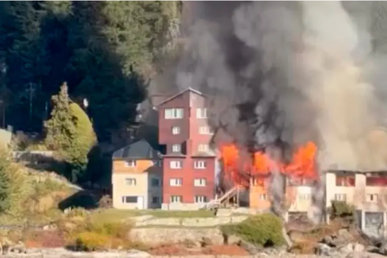 El voraz incendio del histórico hotel Huemul de Bariloche habría comenzado por una quema de hojas secas - imagen de origen