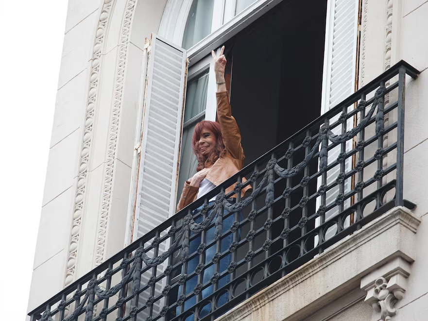 Cristina Kirchner volvió a apelar las condiciones de su detención: pidió que le quiten la tobillera y la dejen recibir visitas - imagen de origen