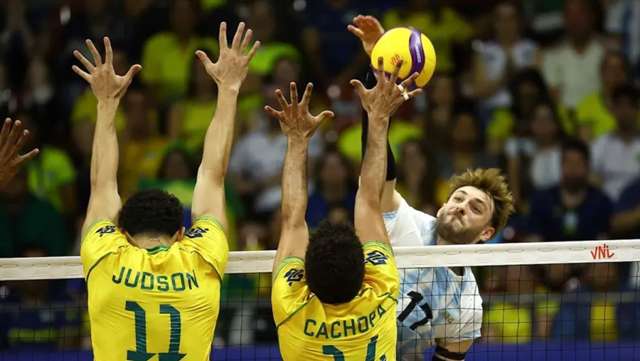 Vóleibol: pese a los puntos de Vicentín, Argentina cayó ante Brasil en tie break | Análisis - imagen de origen